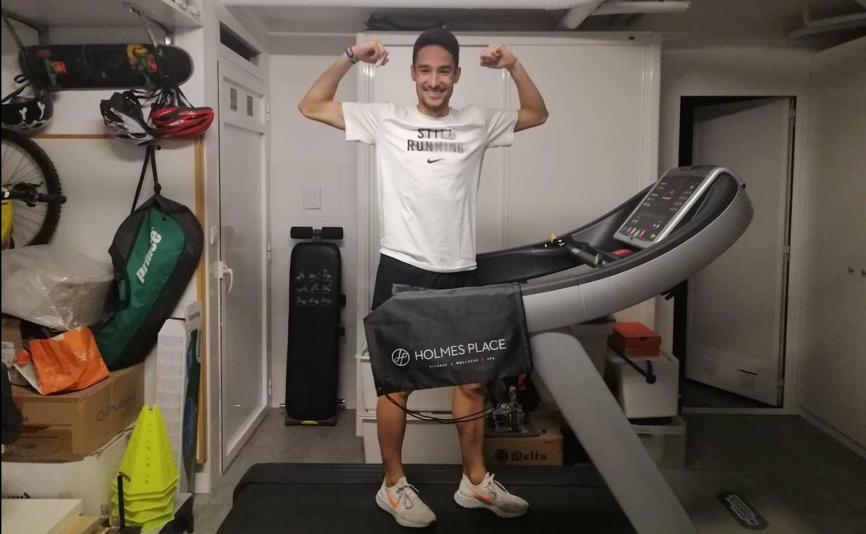 Ignacio Fontes, con su nueva cinta para correr en casa. 