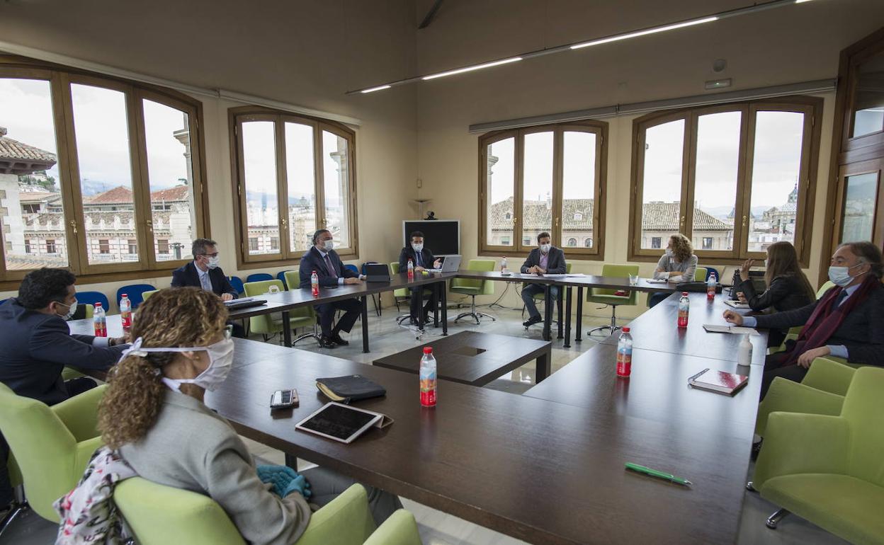 Los cuatro gabinetes de crisis que coordinan los servicios en Granada. 