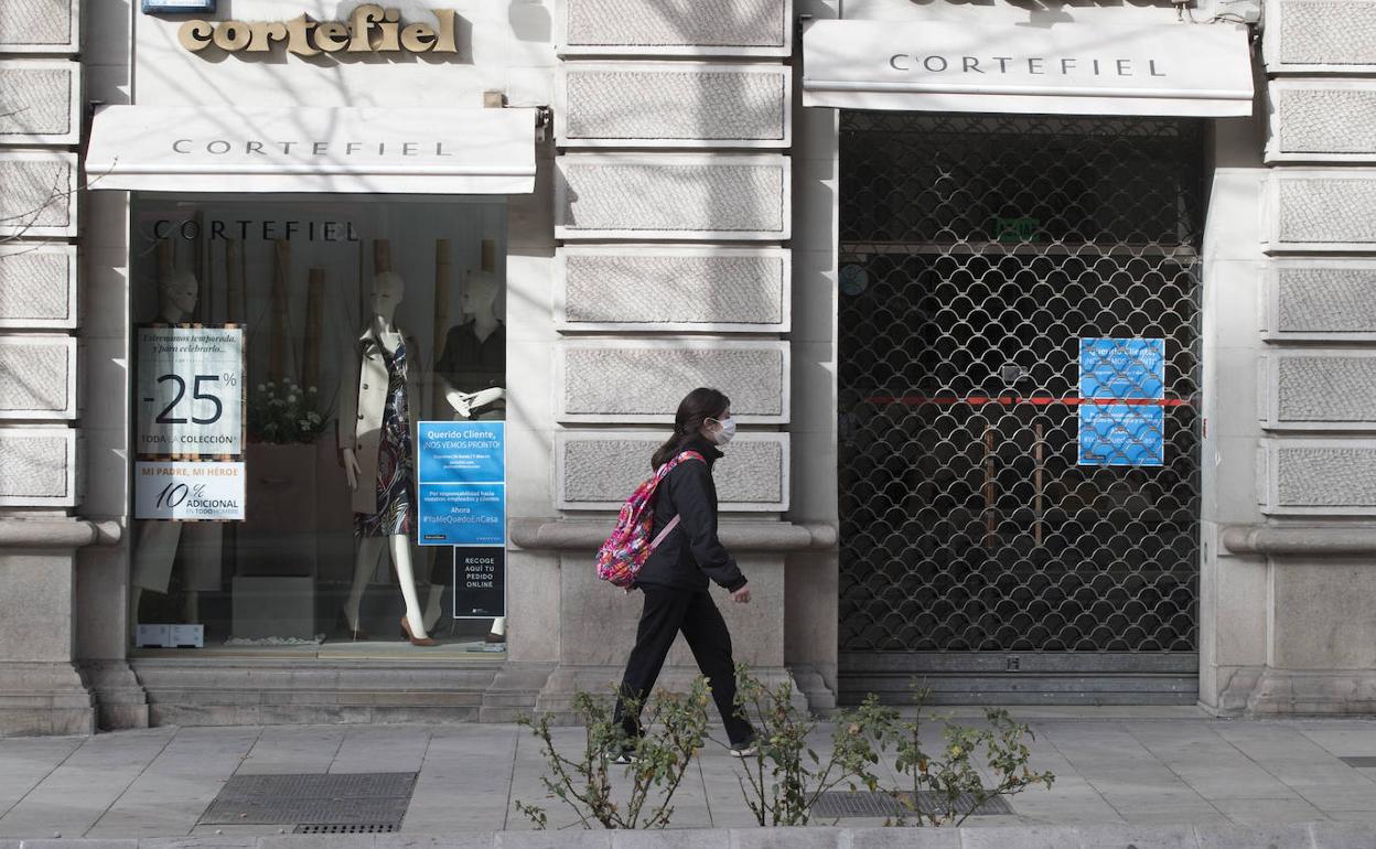 La fachada de Cortefiel en Granada, una de las empresas que ha presentado un ERTE a nivel nacional. 