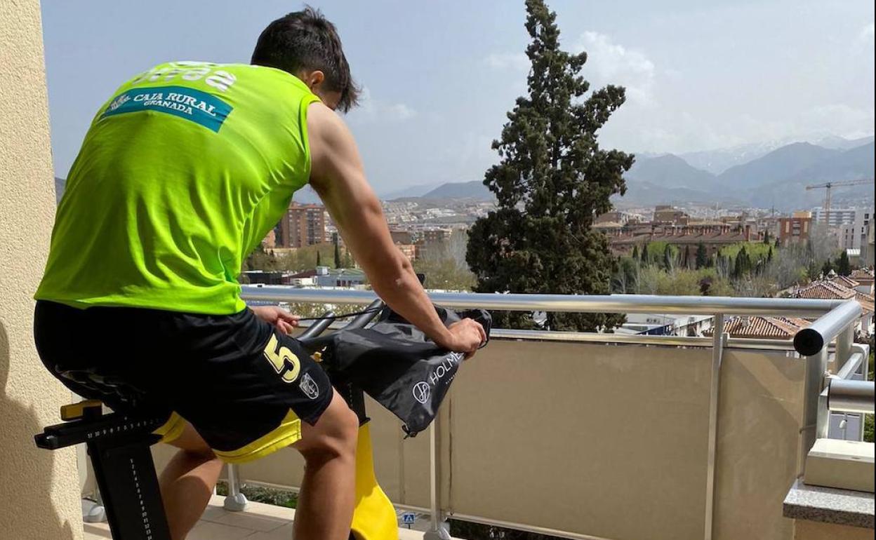 José Antonio Martínez trabaja sobre una bibicleta estática desde su balcón. 