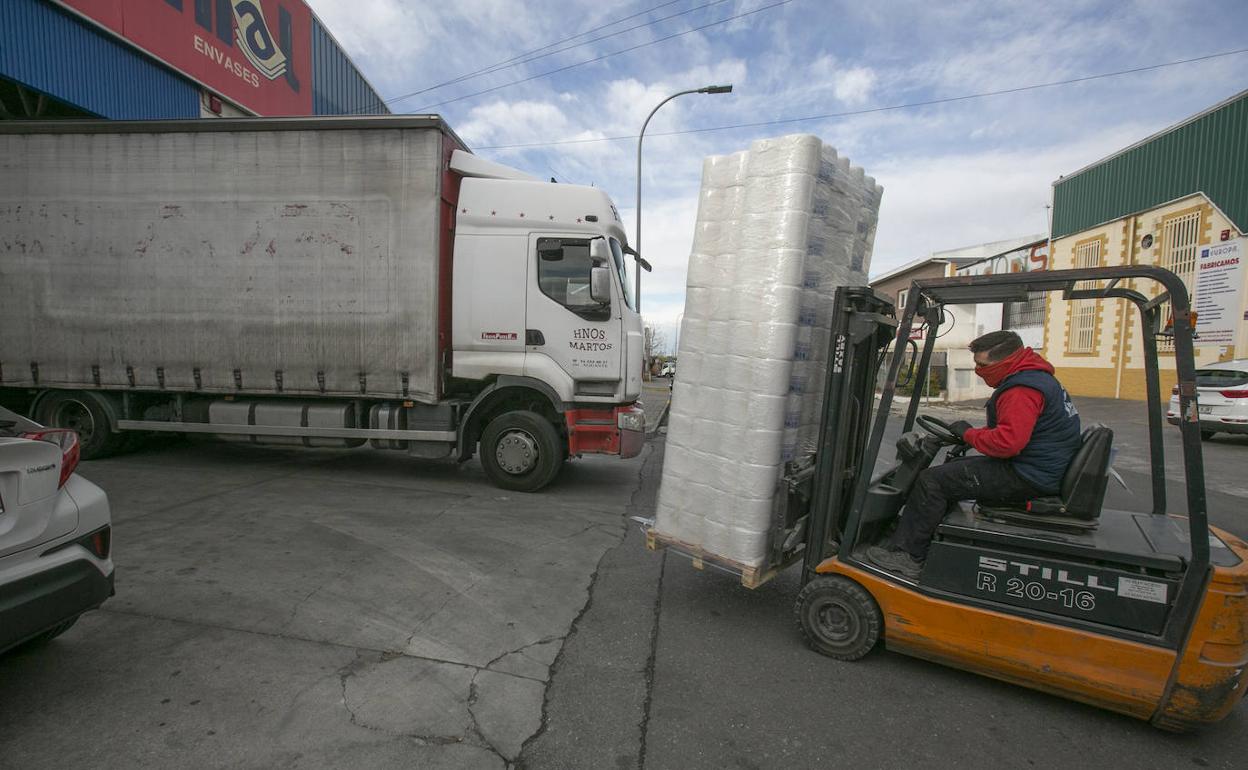 La logística y distribución de alimentos y productos del hogar y las labores de construcción privadas son de los pocos sectores que todavía tienen actividad.