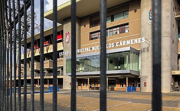 Las oficinas del estadio Nuevo Los Cármenes permanecen sin actividad. 