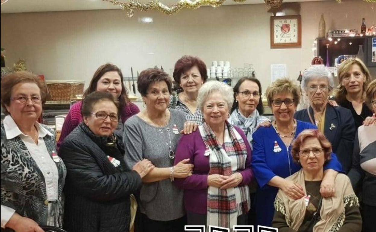 Participantes en el taller de manualidades, a las que Nani anima ahora a través de videollamadas. 