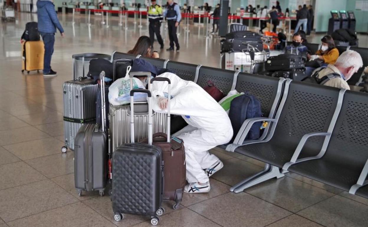 Varios viajeros en el Aeropuerto de El Prat (Barcelona)