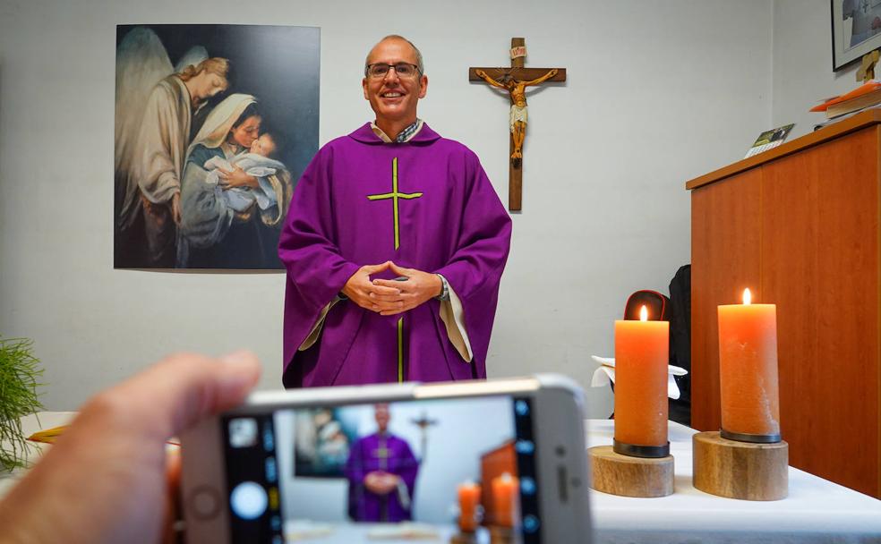 El padre Gabriel, adalid de las nuevas tecnologías para llevar la palabra de Dios y facilitar el apoyo mutuo. 