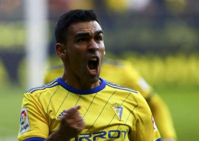 Imagen secundaria 1 - Arriba, el equipo femenino que ha ganado en Segunda División y buscará el ascenso. Abajo la izquierda, Dani Romera, uno de los valores de la cantera, ahora en el Alcorcón. Abajo a la derecha, la Ciudad Deportiva. 