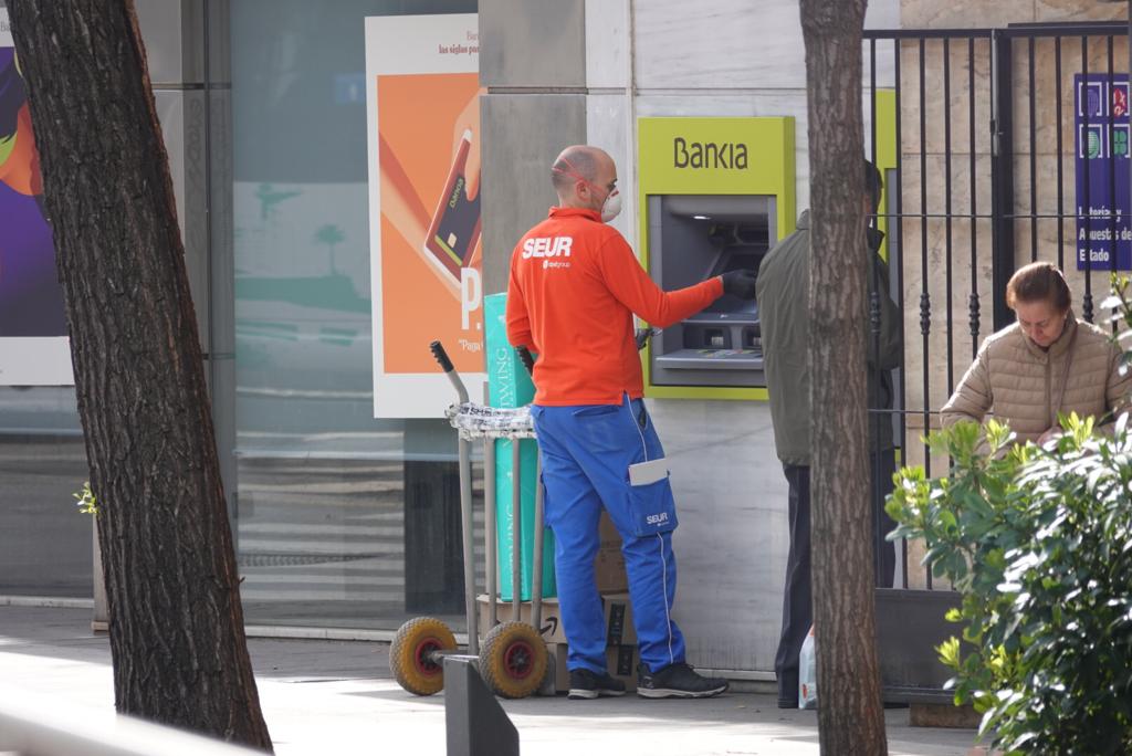 Más mascarillas en la poca gente que circula por las calles de la ciudad