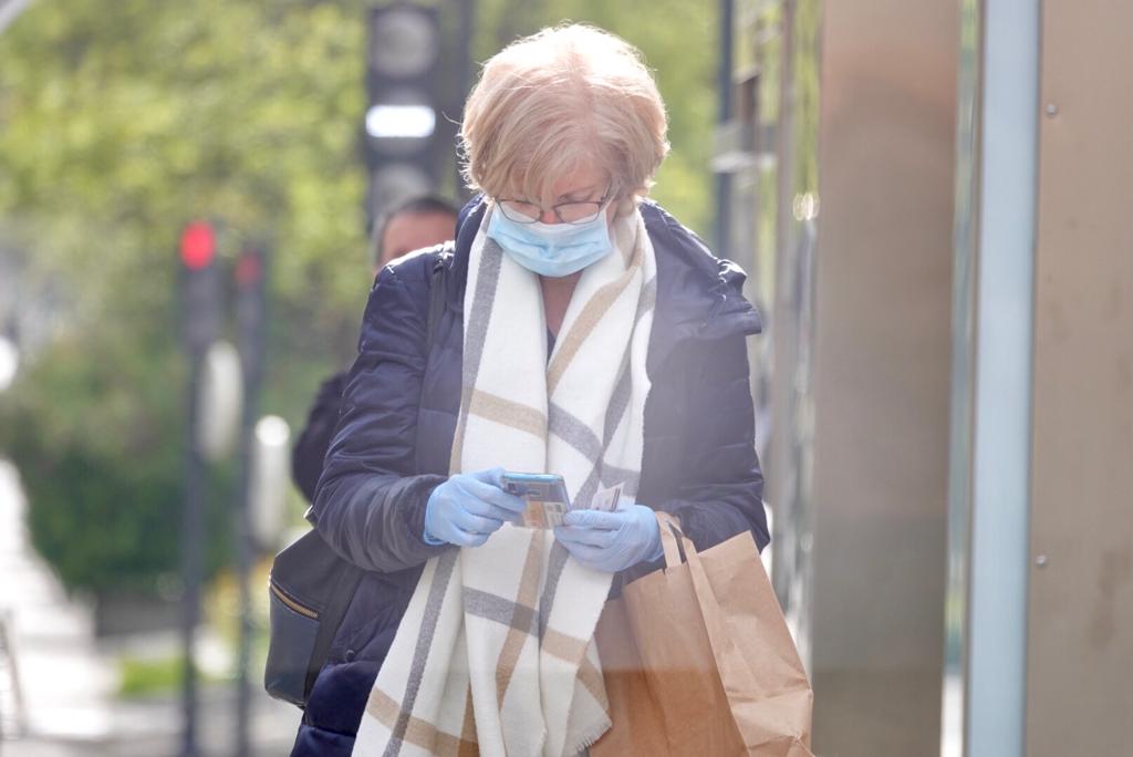 Más mascarillas en la poca gente que circula por las calles de la ciudad