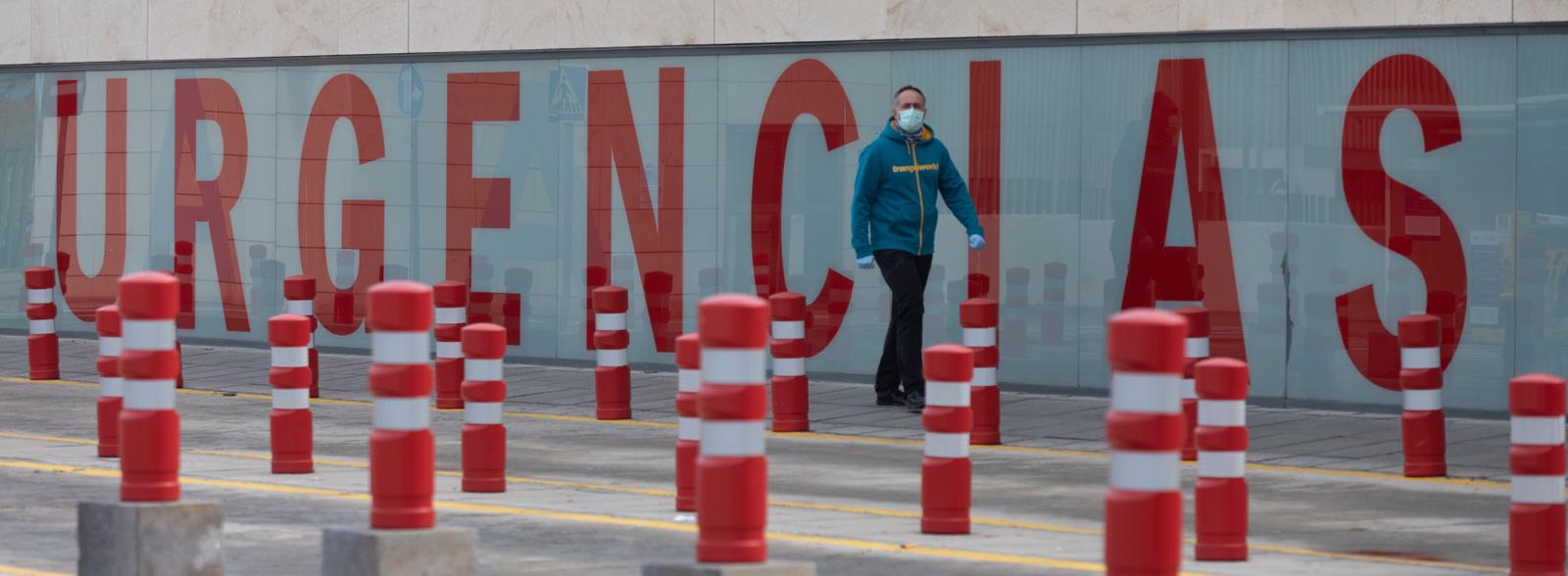 Más mascarillas en la poca gente que circula por las calles de la ciudad