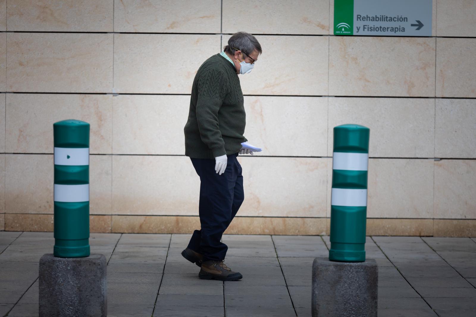 Más mascarillas en la poca gente que circula por las calles de la ciudad