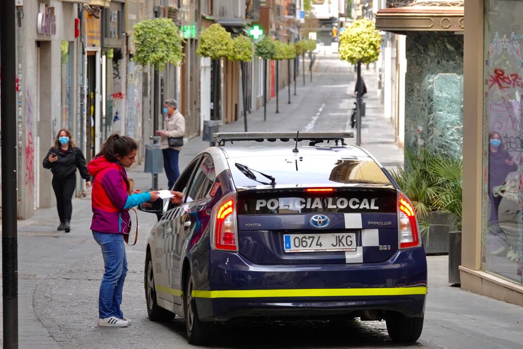 Más mascarillas en la poca gente que circula por las calles de la ciudad