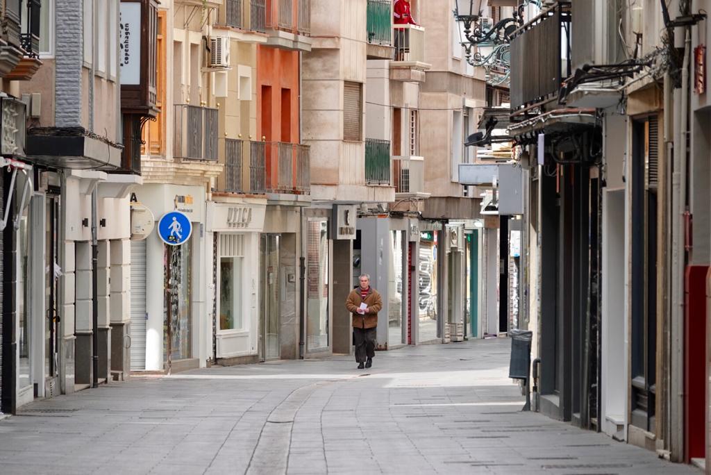 Más mascarillas en la poca gente que circula por las calles de la ciudad