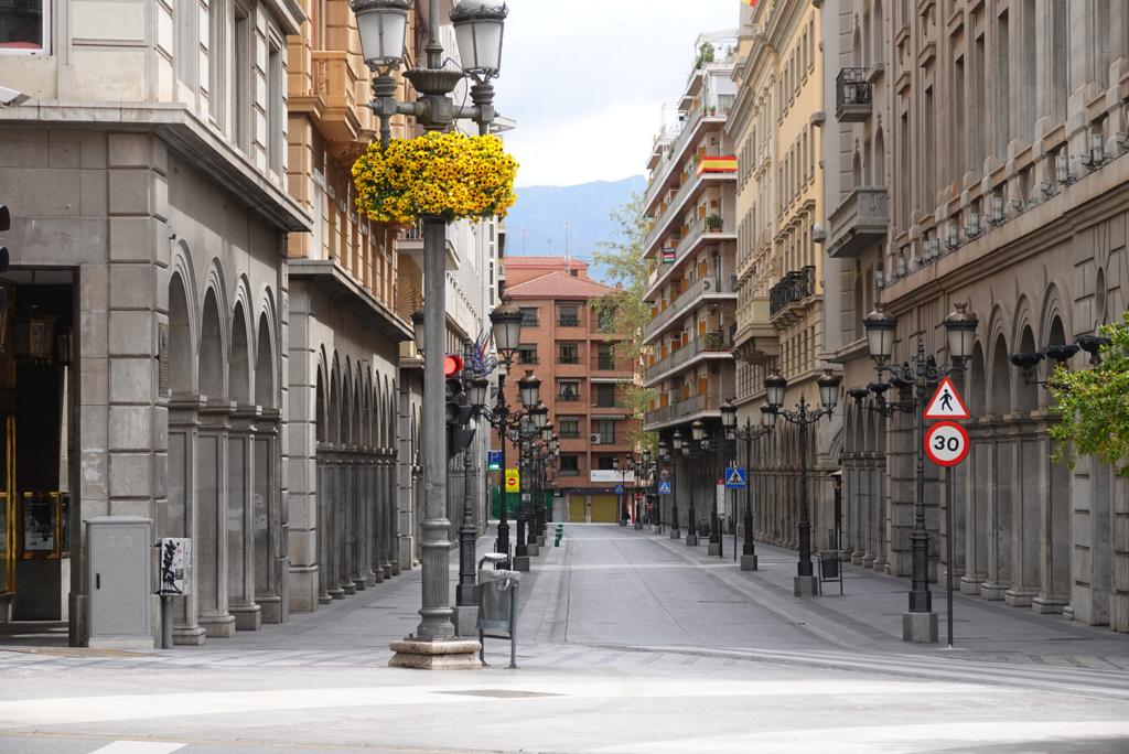 Más mascarillas en la poca gente que circula por las calles de la ciudad