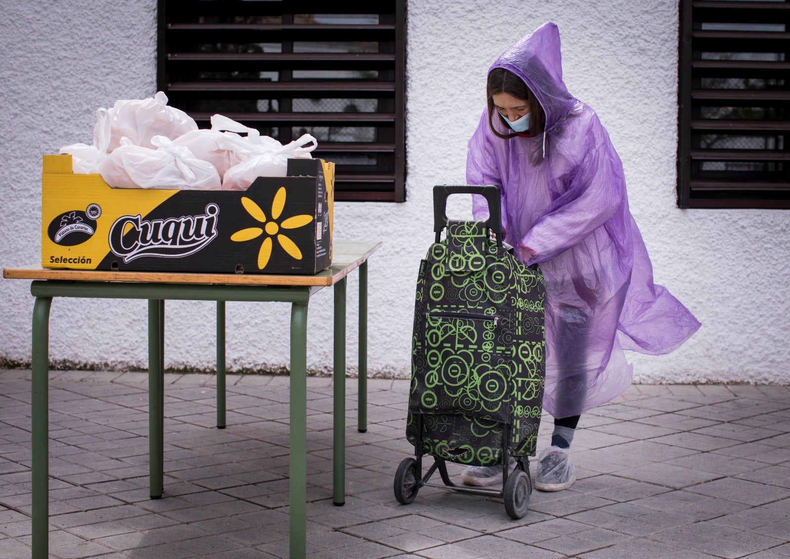 Más mascarillas en la poca gente que circula por las calles de la ciudad