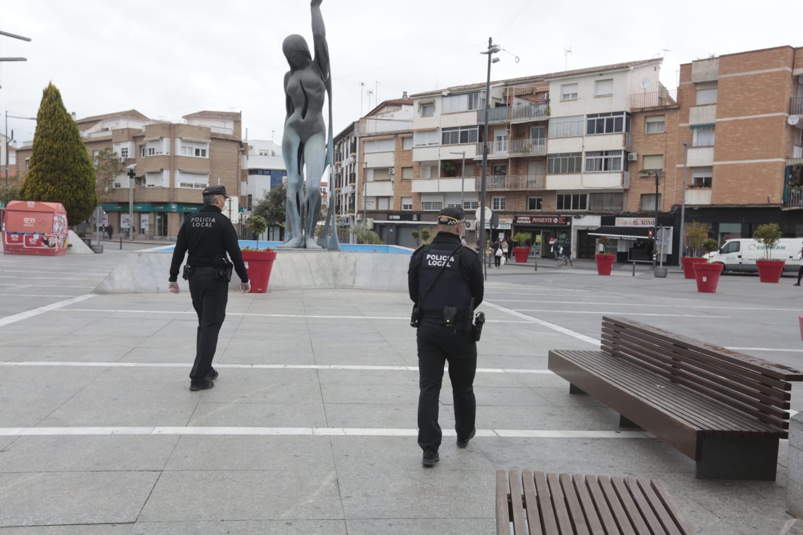 La capital vive una nueva semana de cuarentena con menos gente circulando y las Fuerzas y cuerpos de Seguridad del estado manteniendo el orden