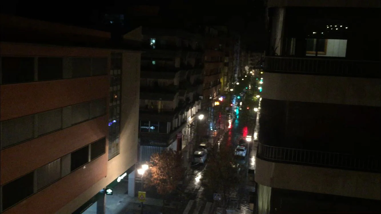 La calle de Granada que juega al 'veo, veo' desde el balcón