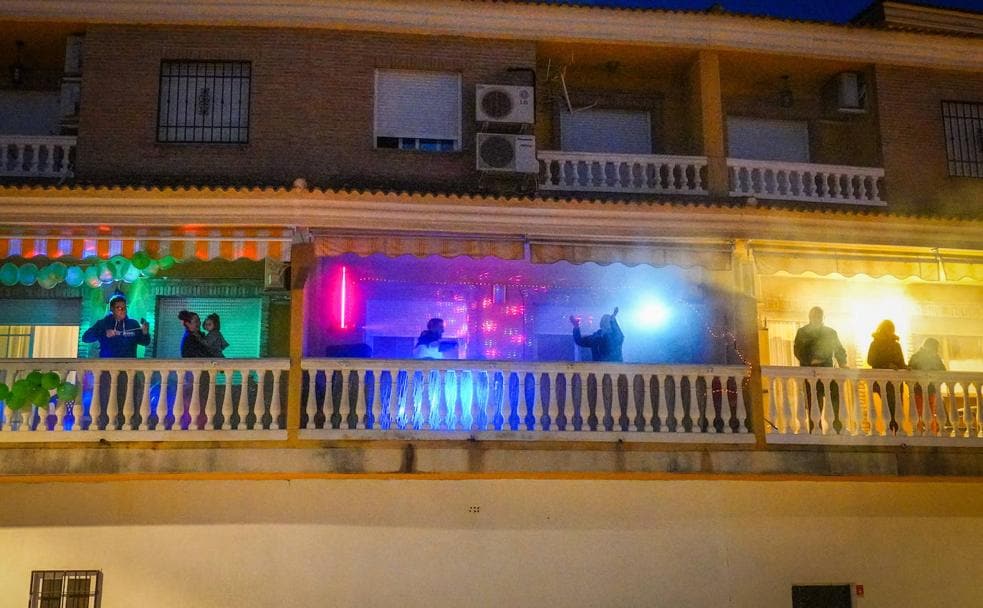 Los balcones de la calle Cerro del Sombrerete donde nace la música. 
