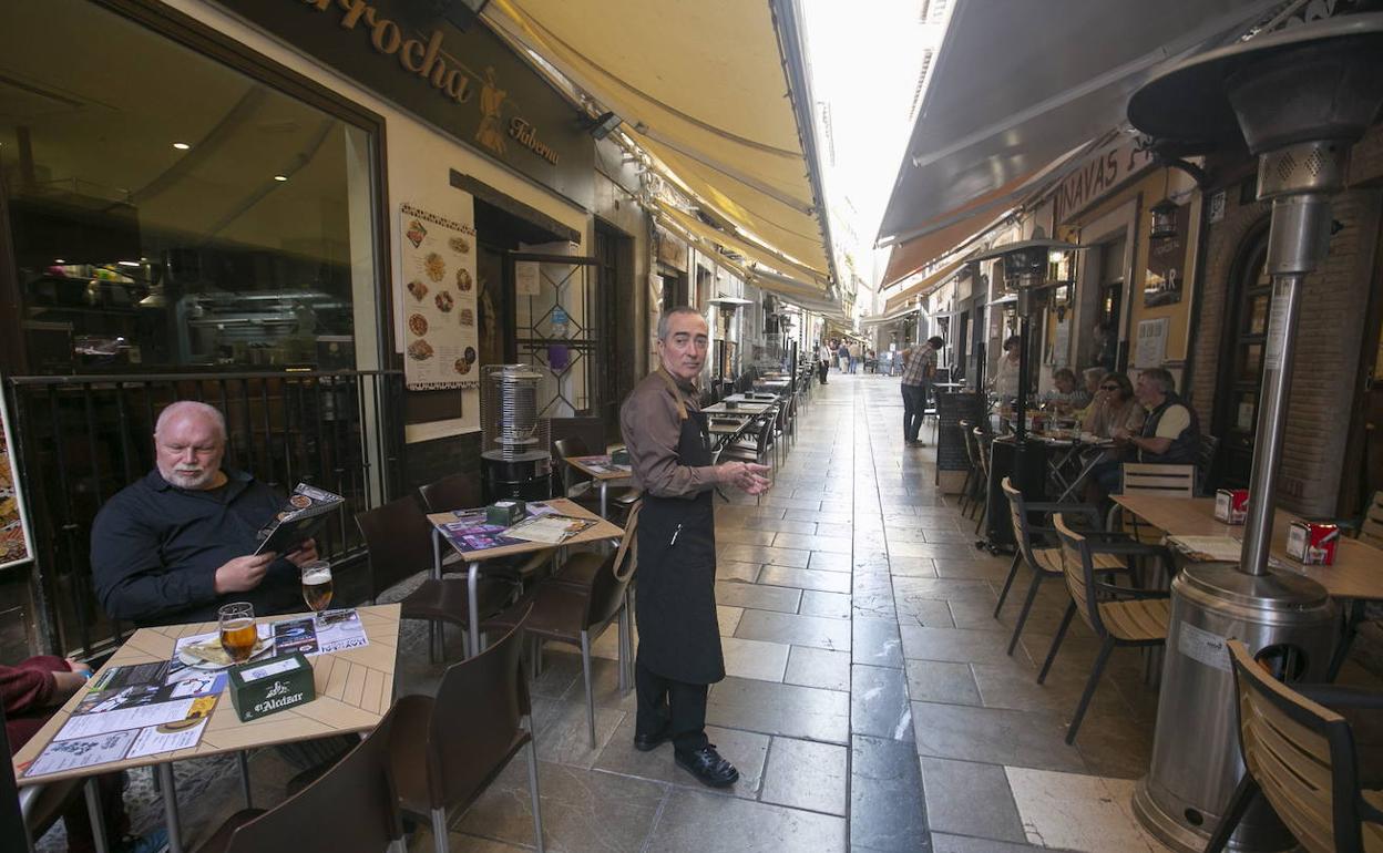 Caída económica por el coronavirus en Andalucía | La Junta estima una caída del 2,1% del PIB por cada mes de paro parcial de actividad como ahora