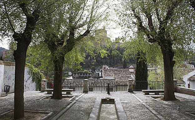 Imagen principal - Carvajales, pintada en las escaleras y subida a La Alhambra. 