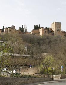 Imagen secundaria 2 - Carrera del Darro, ratas en el río, a la altura del Puente de Espnosa y vistas del Paseo de los Tristes desde la Cuesta del Chapiz. 