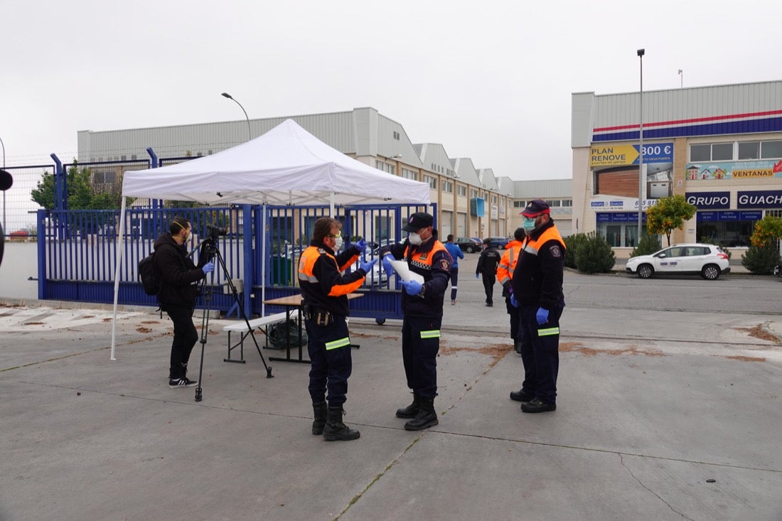 Continúa el estado de alarma en la ciudad y las calles desérticas se mezclan con sanitarios y Cuerpos y Ferzas de Seguridad del Estado