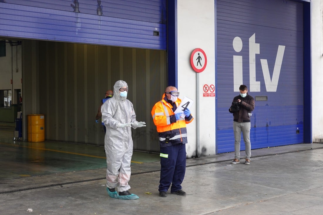 Continúa el estado de alarma en la ciudad y las calles desérticas se mezclan con sanitarios y Cuerpos y Ferzas de Seguridad del Estado
