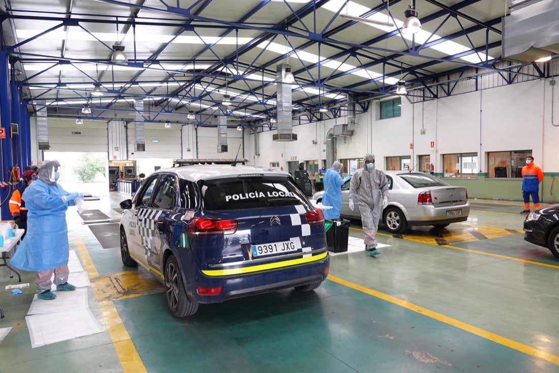 Continúa el estado de alarma en la ciudad y las calles desérticas se mezclan con sanitarios y Cuerpos y Ferzas de Seguridad del Estado