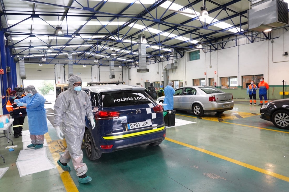 Continúa el estado de alarma en la ciudad y las calles desérticas se mezclan con sanitarios y Cuerpos y Ferzas de Seguridad del Estado