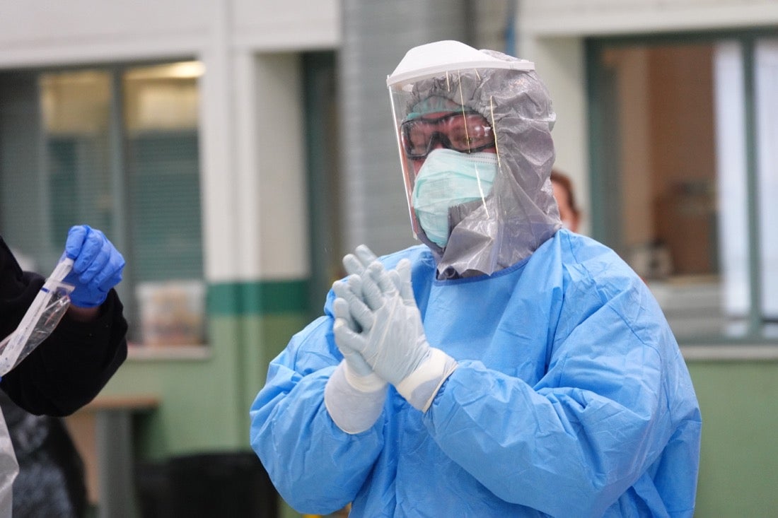 Continúa el estado de alarma en la ciudad y las calles desérticas se mezclan con sanitarios y Cuerpos y Ferzas de Seguridad del Estado