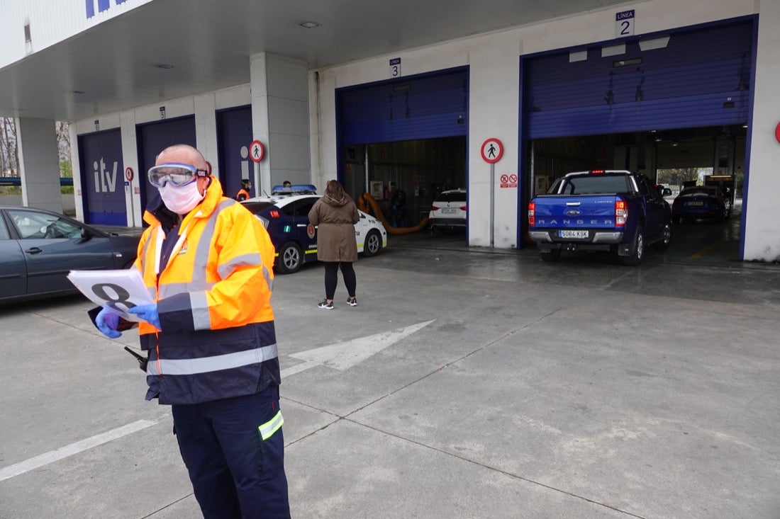 Continúa el estado de alarma en la ciudad y las calles desérticas se mezclan con sanitarios y Cuerpos y Ferzas de Seguridad del Estado