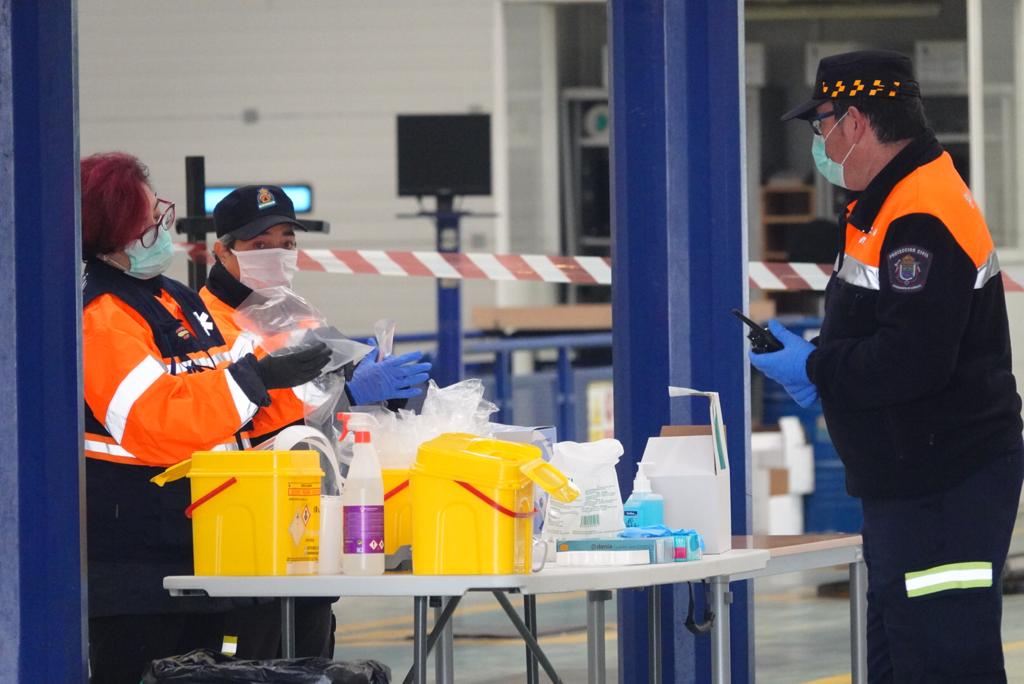 Continúa el estado de alarma en la ciudad y las calles desérticas se mezclan con sanitarios y Cuerpos y Ferzas de Seguridad del Estado