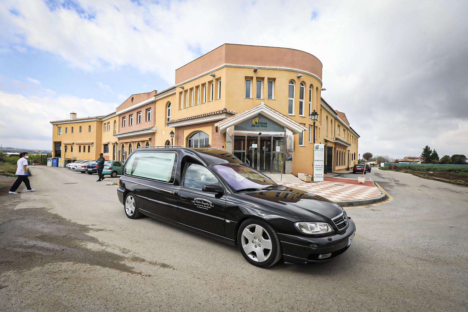 Continúa el estado de alarma en la ciudad y las calles desérticas se mezclan con sanitarios y Cuerpos y Ferzas de Seguridad del Estado