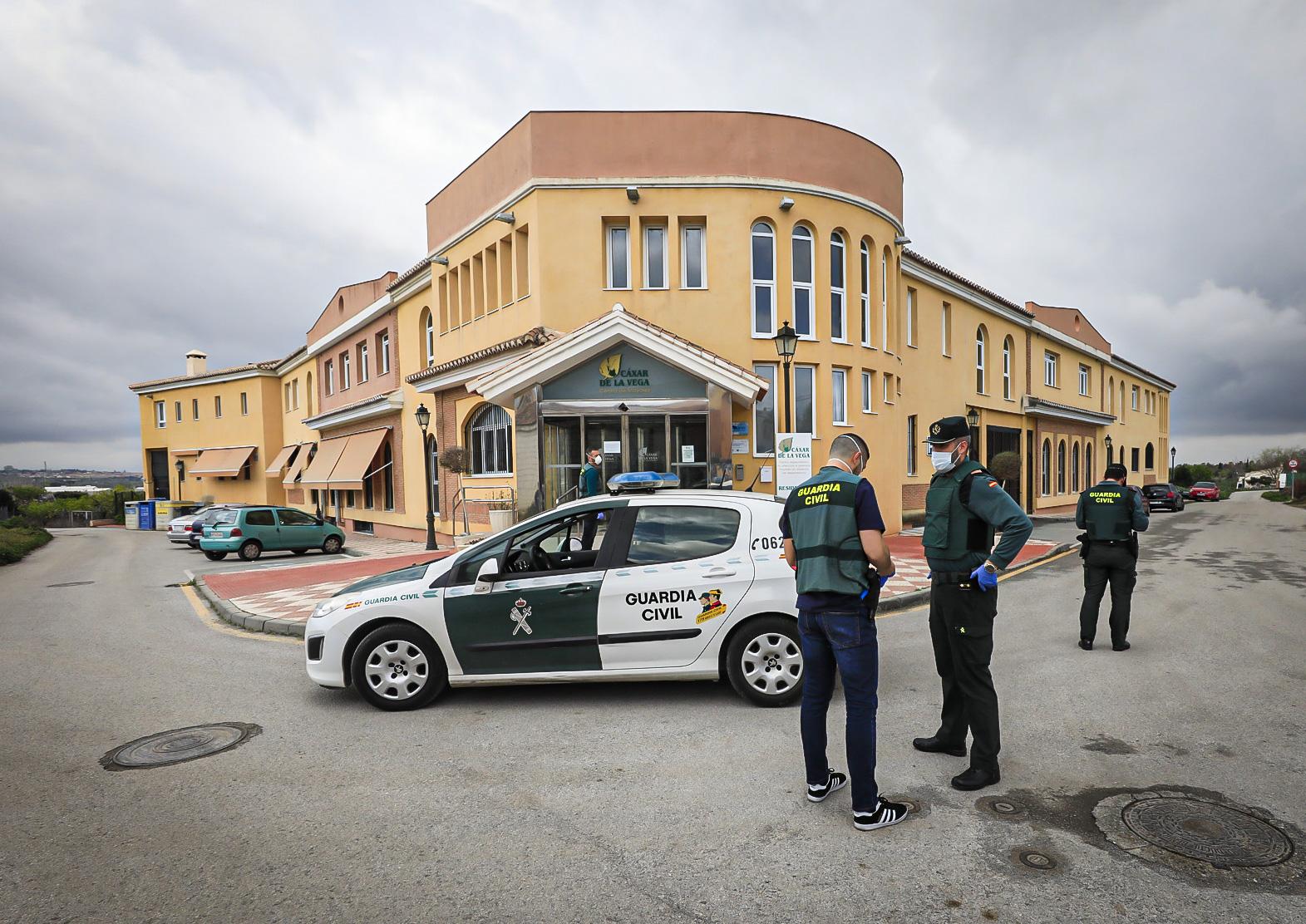 Continúa el estado de alarma en la ciudad y las calles desérticas se mezclan con sanitarios y Cuerpos y Ferzas de Seguridad del Estado