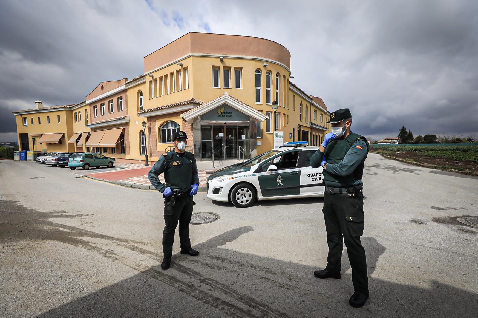 Continúa el estado de alarma en la ciudad y las calles desérticas se mezclan con sanitarios y Cuerpos y Ferzas de Seguridad del Estado