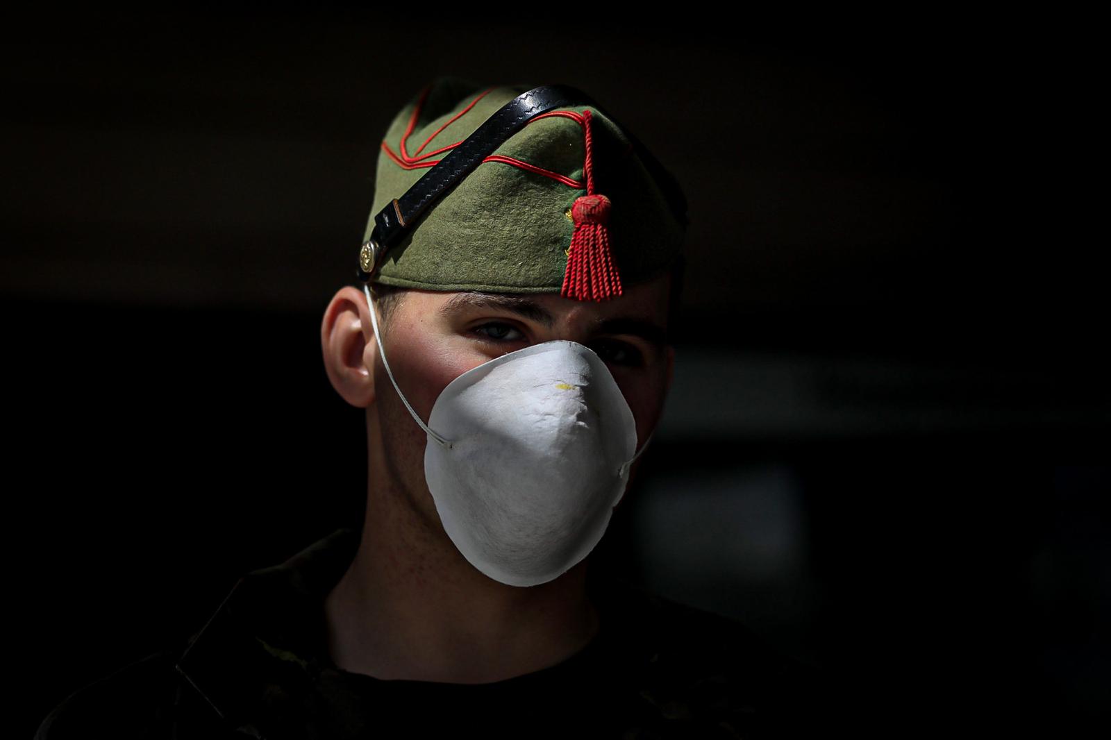 Continúa el estado de alarma en la ciudad y las calles desérticas se mezclan con sanitarios y Cuerpos y Ferzas de Seguridad del Estado