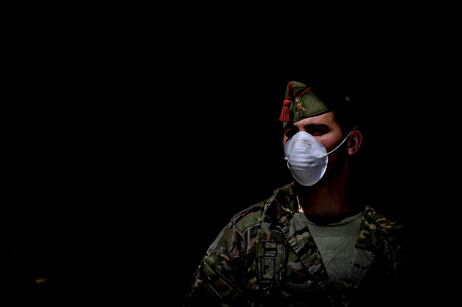 Continúa el estado de alarma en la ciudad y las calles desérticas se mezclan con sanitarios y Cuerpos y Ferzas de Seguridad del Estado