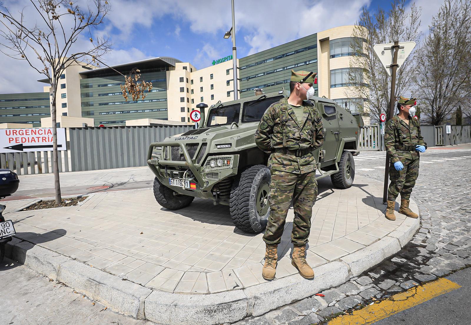 Continúa el estado de alarma en la ciudad y las calles desérticas se mezclan con sanitarios y Cuerpos y Ferzas de Seguridad del Estado