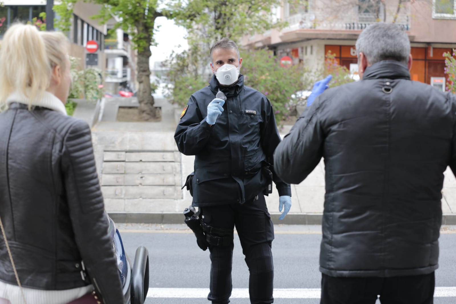 Continúa el estado de alarma en la ciudad y las calles desérticas se mezclan con sanitarios y Cuerpos y Ferzas de Seguridad del Estado