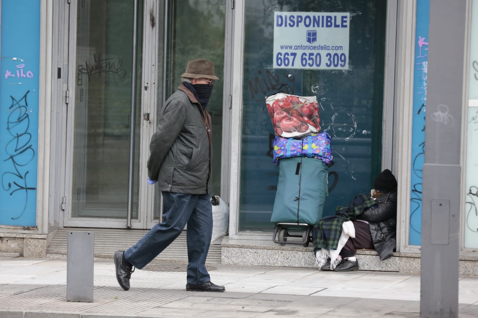 Continúa el estado de alarma en la ciudad y las calles desérticas se mezclan con sanitarios y Cuerpos y Ferzas de Seguridad del Estado