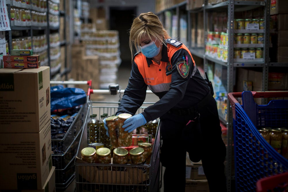 Voluntarios de Protección Civil llevan comida a vecinos del Zaidín
