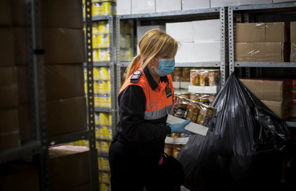 Voluntarios de Protección Civil llevan comida a vecinos del Zaidín