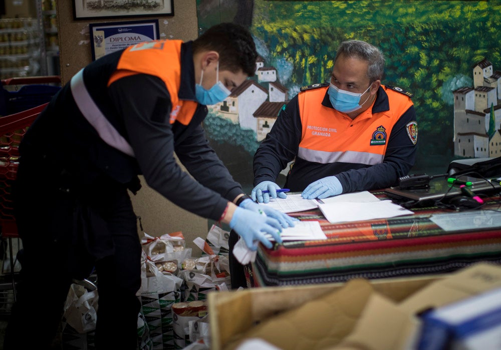 Voluntarios de Protección Civil llevan comida a vecinos del Zaidín