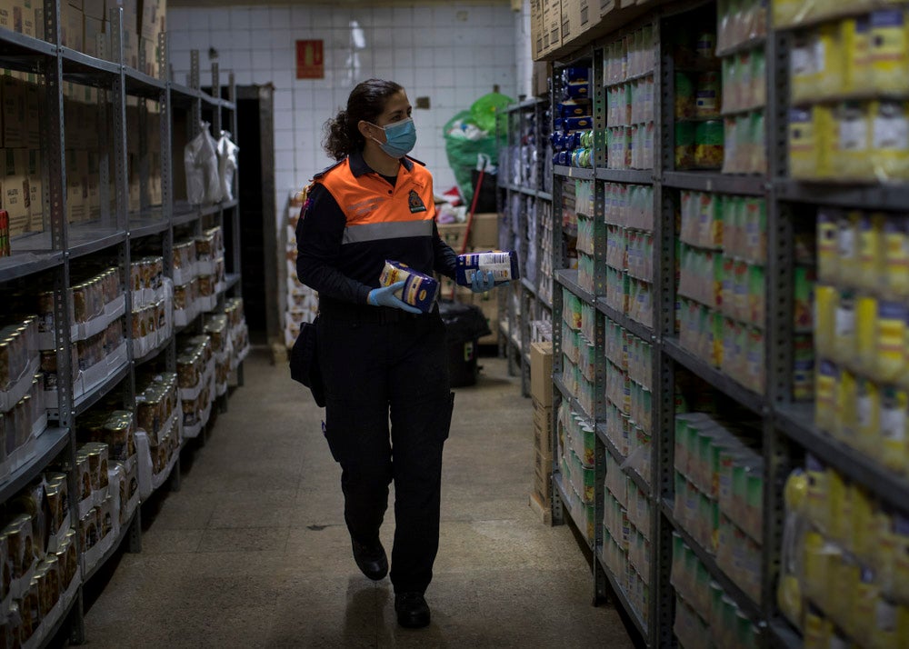 Voluntarios de Protección Civil llevan comida a vecinos del Zaidín
