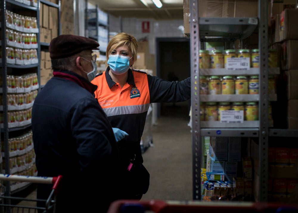 Voluntarios de Protección Civil llevan comida a vecinos del Zaidín