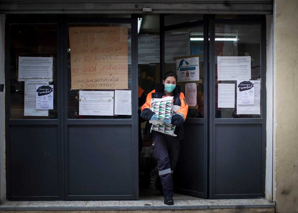 Voluntarios de Protección Civil llevan comida a vecinos del Zaidín