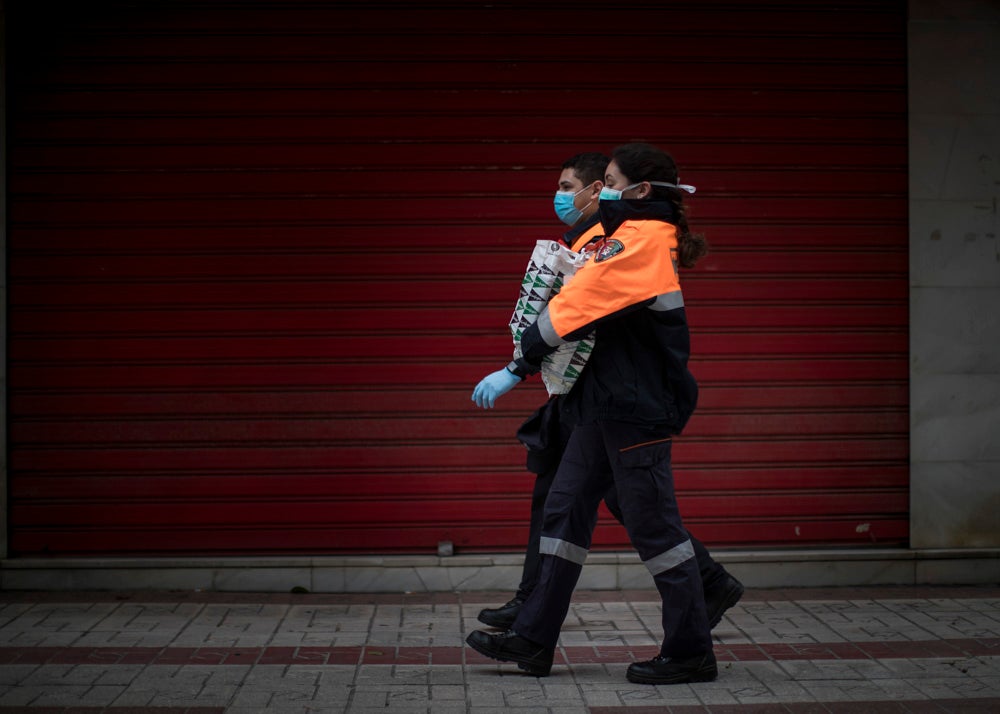 Voluntarios de Protección Civil llevan comida a vecinos del Zaidín
