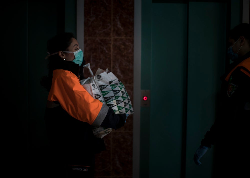 Voluntarios de Protección Civil llevan comida a vecinos del Zaidín