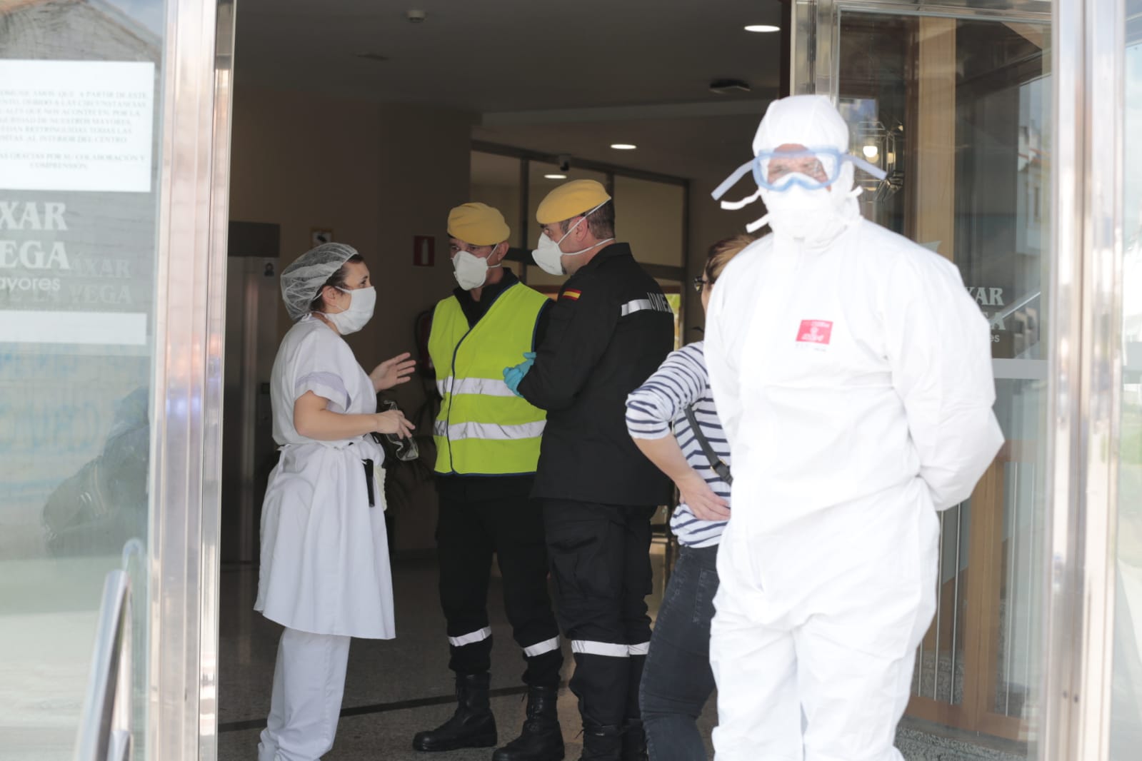 Continúa el estado de alarma en la ciudad y las calles desérticas se mezclan con sanitarios y Cuerpos y Ferzas de Seguridad del Estado
