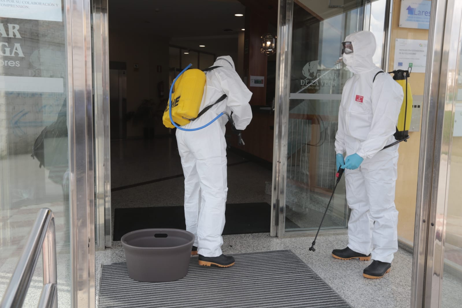 Continúa el estado de alarma en la ciudad y las calles desérticas se mezclan con sanitarios y Cuerpos y Ferzas de Seguridad del Estado