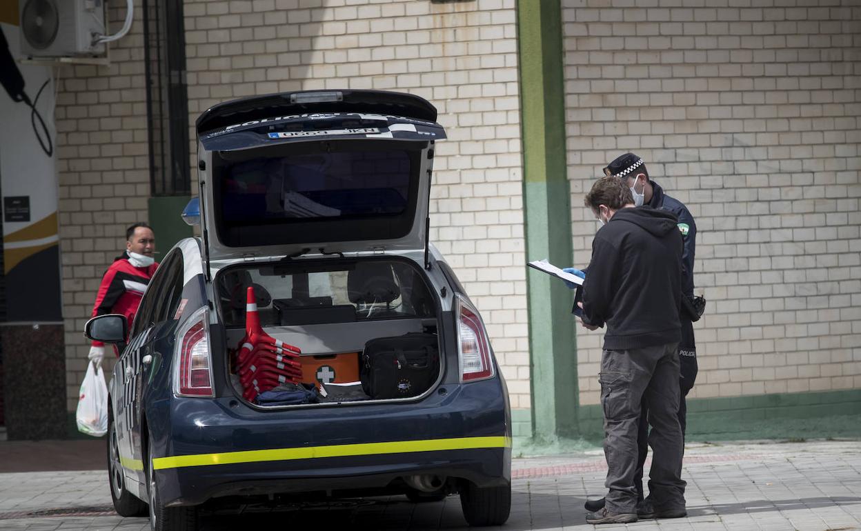 Un agente sanciona a un ciudadano en Granada.